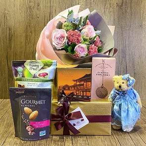 MD-HA27 Mandarin Oriental Rose Petal Jam, Earl Grey Tea, Nuts and Dried Fruit Hamper